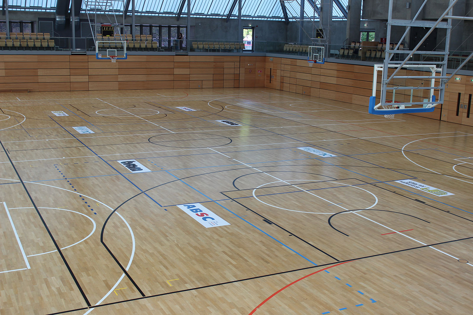 Sporthalle mit Parkettsportbodenbelag