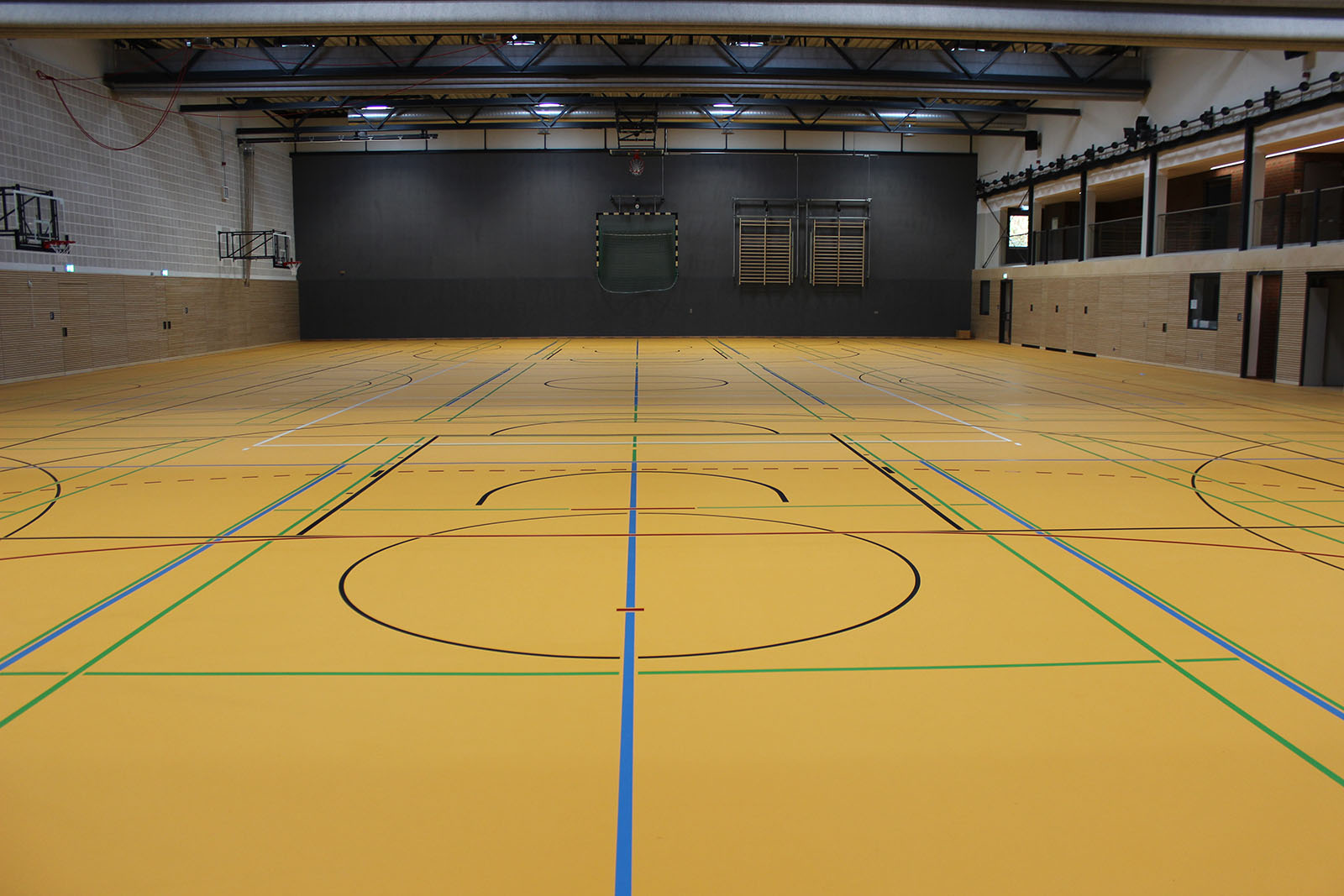 Sporthalle mit gelben Sportbodenbelag